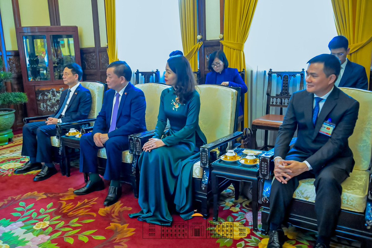 IntumwaNews's tweet photo. 🇧🇮🤝🇻🇳 Le Burundi et le Vietnam renforcent leur coopération après 50 ans de relations diplomatiques.

Une visite d’État historique a marqué un nouveau chapitre dans les relations bilatérales entre le #Burundi et le #Vietnam, alors que les deux pays célèbrent  cinq décennies de partenariat. Le Président burundais, SE @GeneralNeva, et son homologue vietnamien, SE Luong Cuong, ont tenu un entretien restreint pour discuter des moyens de consolider leurs liens  dans divers domaines.    
Pour cimenter leur coopération, deux documents clés ont été signés en présence des deux dirigeants :  
1️⃣ Un Accord Général de Coopération– visant à renforcer les échanges économiques, culturels et techniques.  
2️⃣ Un Mémorandum d’Entente sur les Consultations Politiques et Diplomatiques – afin d’harmoniser leurs positions sur les questions internationales.  
🌍 Cette visite s’inscrit dans une dynamique de renforcement des relations Sud-Sud , où le Burundi et le Vietnam cherchent à multiplier les opportunités dans les secteurs de l’agriculture, de l’éducation et des infrastructures. Les deux pays partagent une vision commune de  développement durable et de  stabilité régionale.   
Les Présidents ont exprimé leur satisfaction face aux progrès accomplis et ont réaffirmé leur engagement à approfondir ce partenariat  au cours des prochaines années.