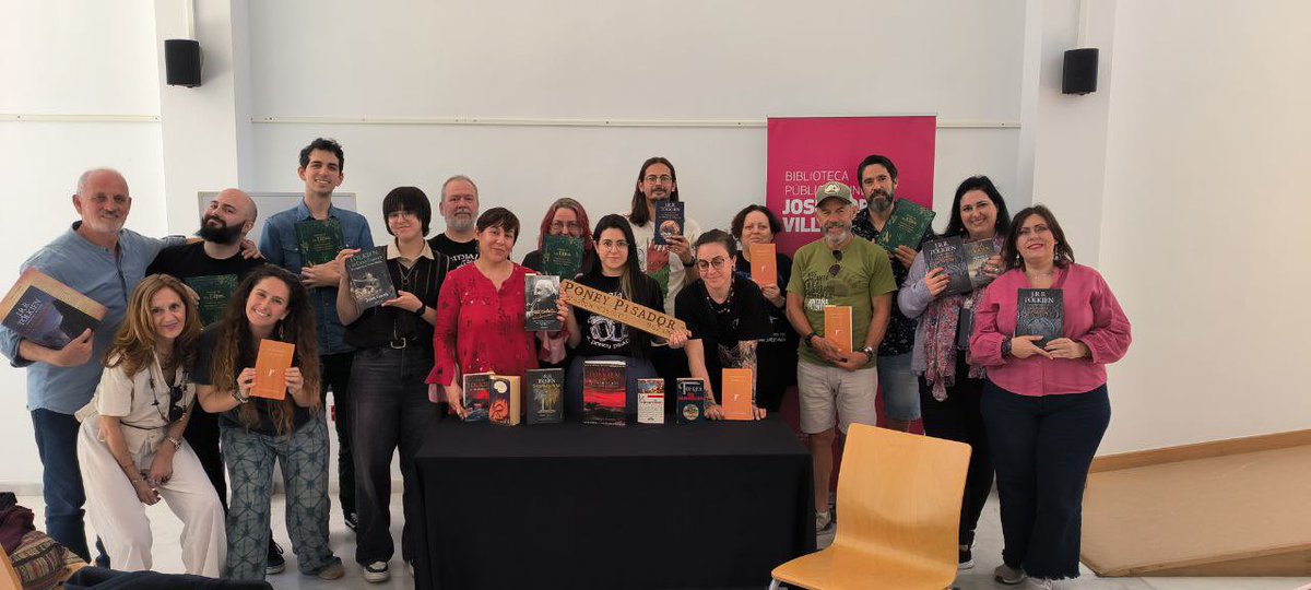 El_PoneyPisador's tweet photo. Unas cuantas fotitos grupales de nuestra celebración del #TolkienReadingDay !🥰

@SocTolkien #SmialSTE #DILT2025 https://t.co/3ivf2Pk3Em