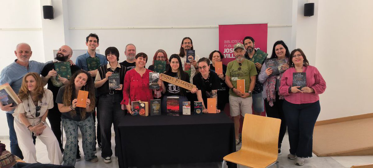 El_PoneyPisador's tweet photo. Unas cuantas fotitos grupales de nuestra celebración del #TolkienReadingDay !🥰

@SocTolkien #SmialSTE #DILT2025 https://t.co/3ivf2Pk3Em