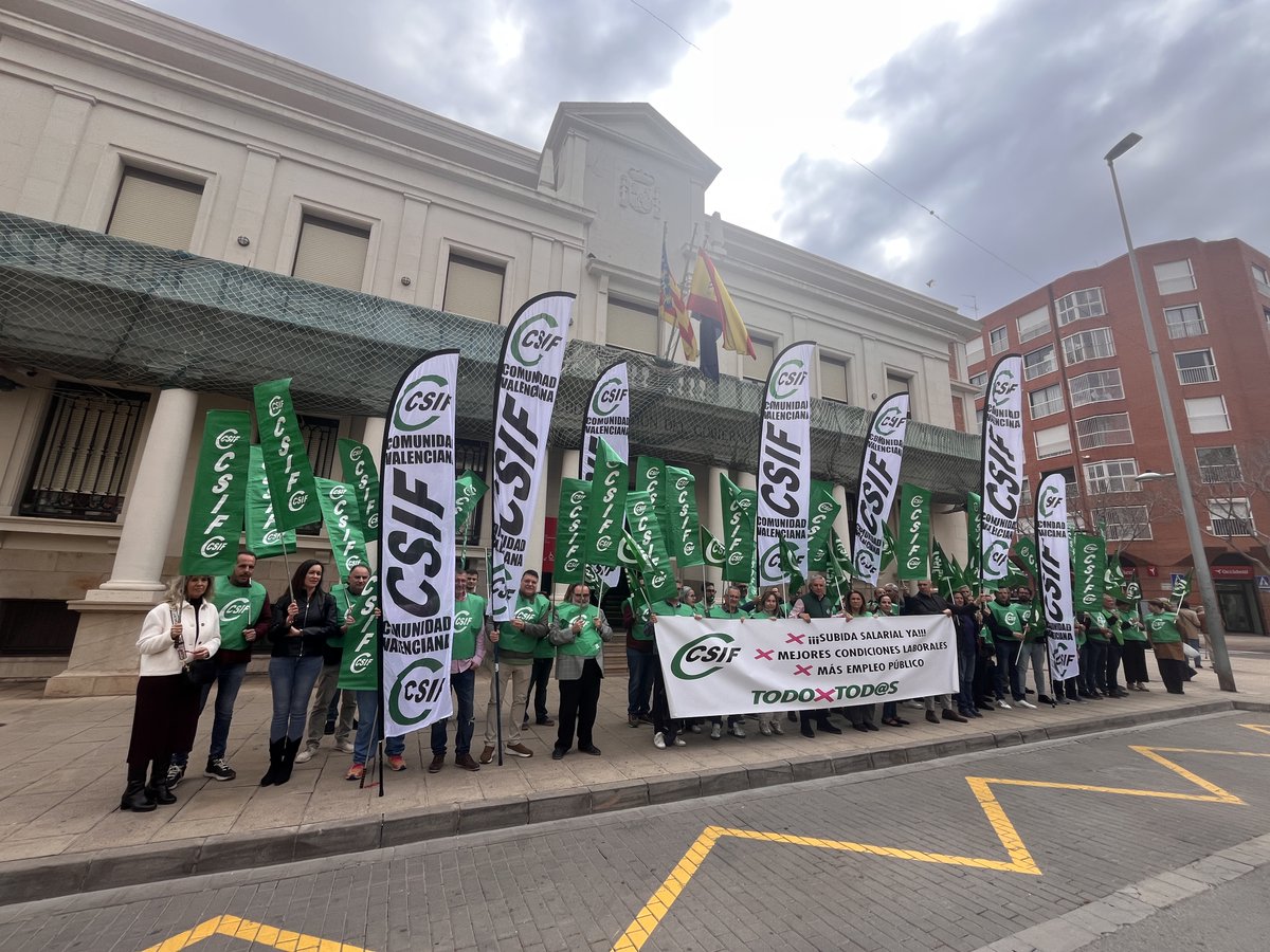 📣‼️ En #CSIF nos concentramos frente a la Sugdelegación del Gobierno en #Castellón para exigir que se negocie un nuevo acuerdo salarial y denunciar la pérdida de poder adquisitivo que sufren las empleadas y empleados públicos
👉 csif.es/es/articulo/ca…