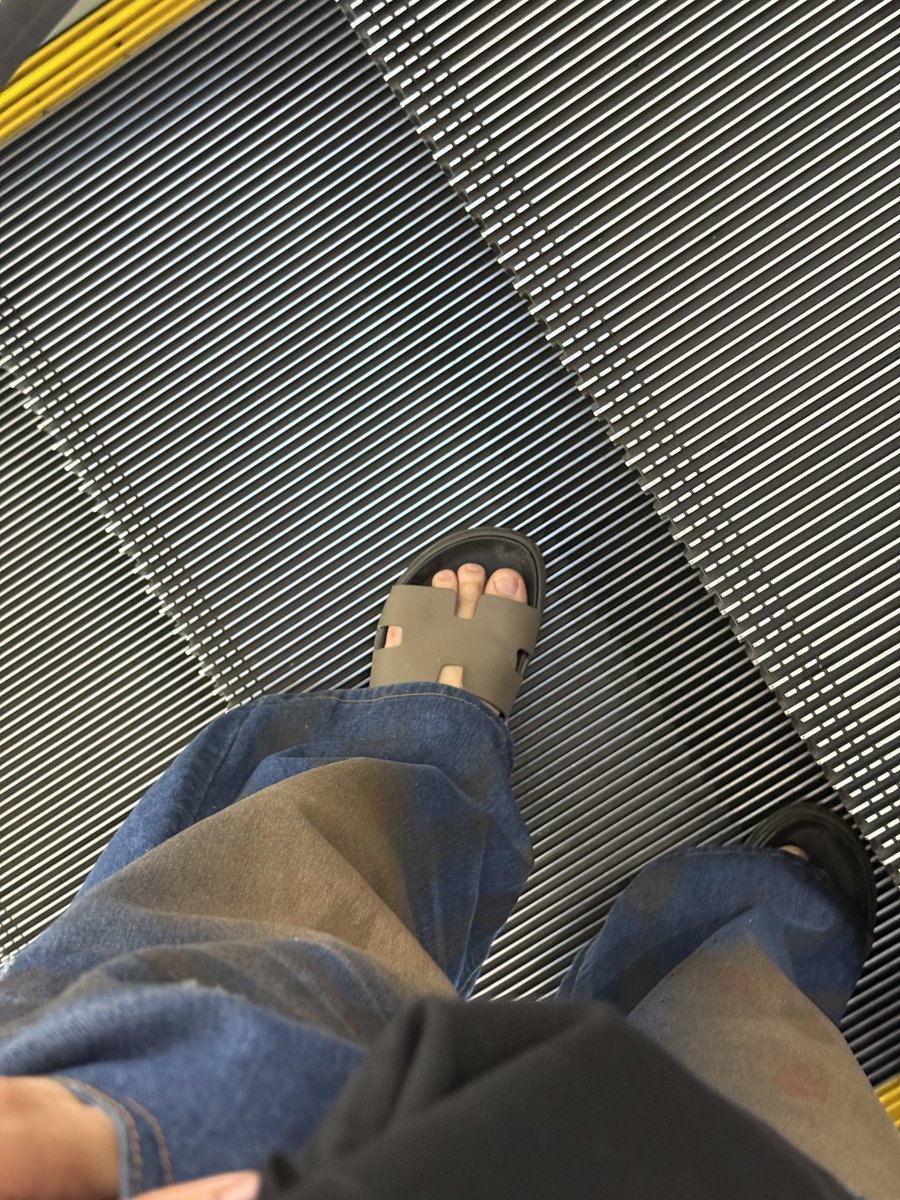 ใส่รองเท้าผิด ใส่ของพุพุ กลับมา 55555 เดี๋ยวพรุ่งนี้ เอาไปแลกนะเตงงงง <a href="/ppoohkt/">Pooh</a>