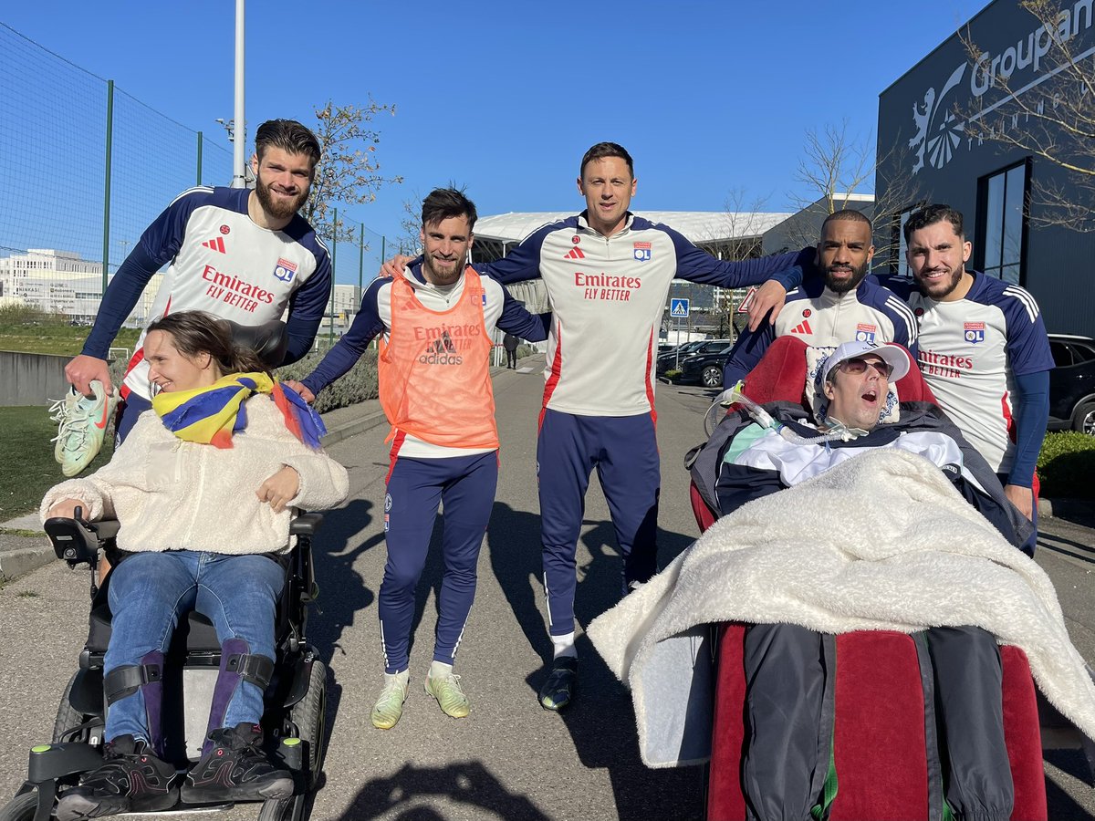 En début de semaine, Katia et Nabil ont vécu une expérience inoubliable ! 

Visite du stade, séance d’entraînement, rencontre avec les joueurs et photos souvenirs : ces résidents du Pôle Violette Germain à Francheville étaient émerveillés… ✨

#OL #FondationOL #JouonsLaCollectif