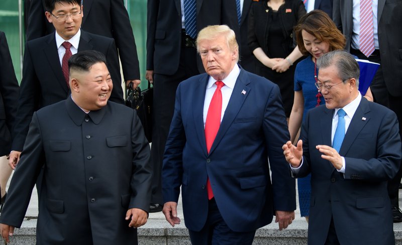 Phbhimself's tweet image. Kwa nini kuna Korea mbili? Historia iliyosababisha igawanyiko.

Leo hii, tunajua dunia ina nchi mbili zinazoitwa Korea Kusini na Korea Kaskazini.

Moja ikiwa na mfumo wa kidemokrasia na maendeleo makubwa, nyingine ikiwa na utawala wa kiimla na usiri mkubwa.

Lakini je, unajua…