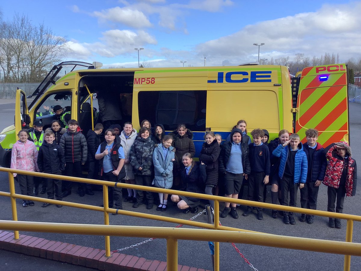 MissSP_Thatto's tweet photo. We enjoyed our visit from the local police. We had the chance to look inside a police van and find out more about it. https://t.co/OgiDBinFW2