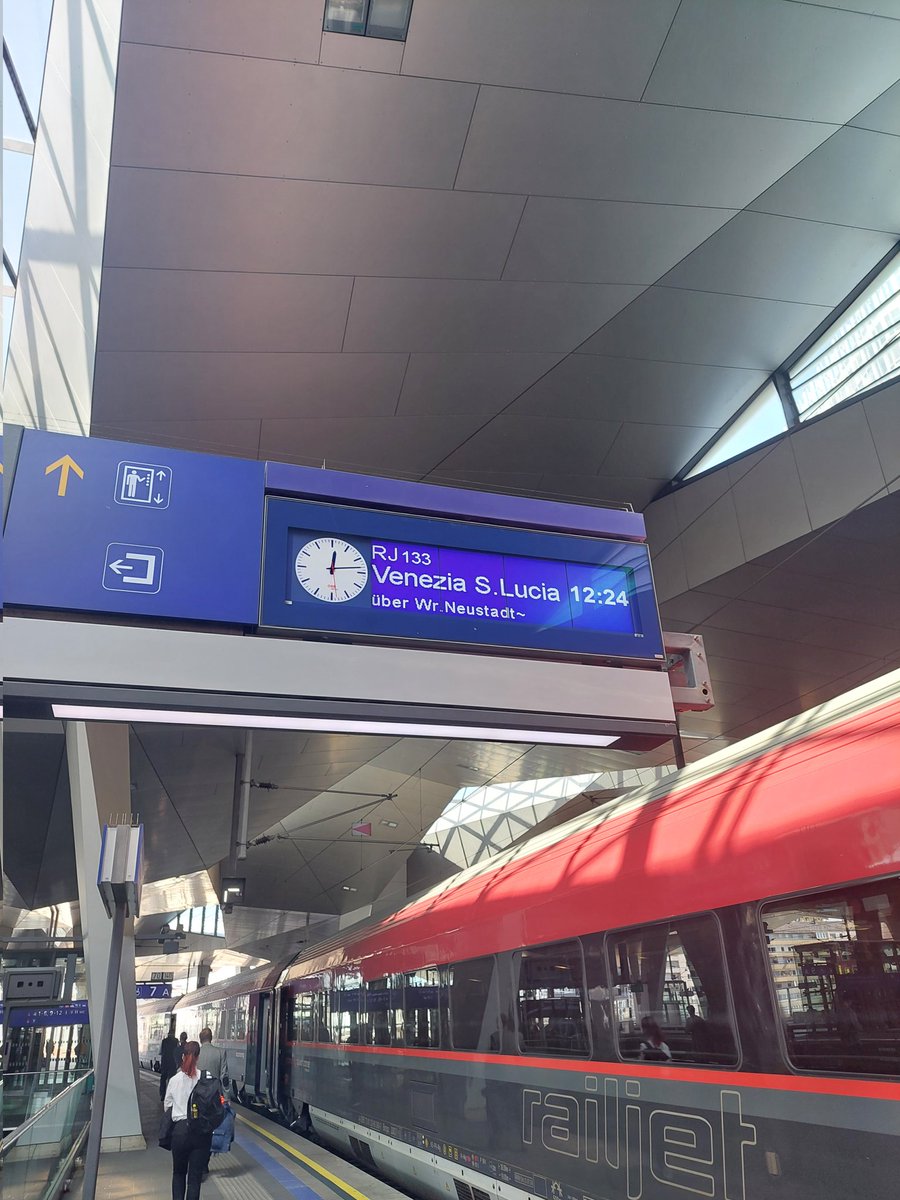 Zum Glück sind Züge magische Orte in denen Zeit und Raum keine Rolle spielen und ich ultraproduktiv in 7h die Arbeit von einer Woche erledigen kann. Glaub ich zumindest. 

Baba Wien, Ciao Venezia 🥰