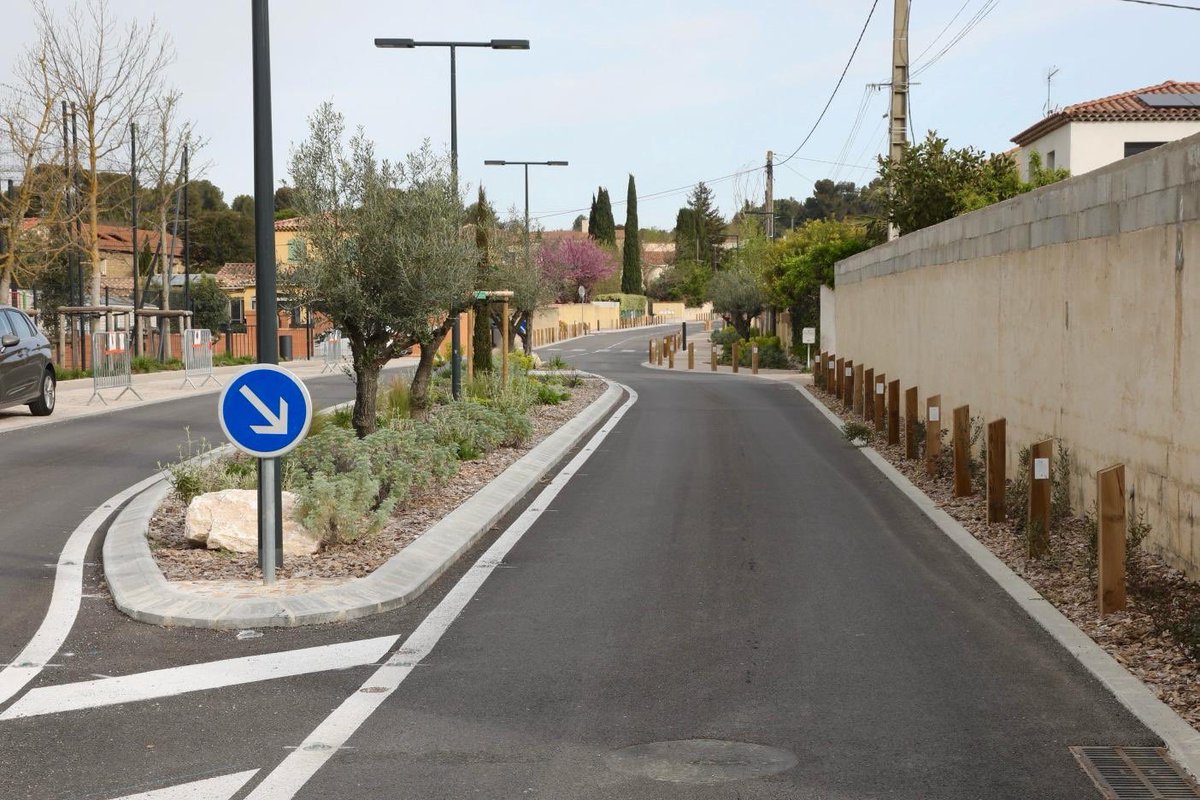departement13's tweet photo. 🛣 Inauguration de la Route du Loir
@MartineVassal inaugure cet axe majeur de #SaintChamas qui va permettre de relier le centre-ville à la gare. 58 arbres d’ombrage et ✚ de 5 450 arbustes ont été plantés.
Nous sommes fiers d’avoir financé à hauteur de 50% ce bel aménagement. https://t.co/Ii36aLZCGw