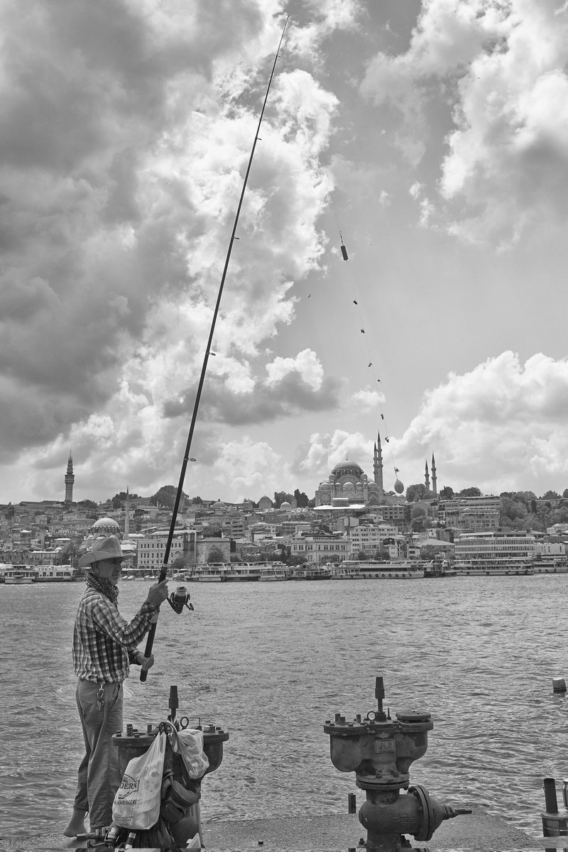 MountainSandras's tweet photo. Photograph by @MountainSandras
 #Istanbul #İstanbul #Turkey #Türkiye #Life #blackandwhitephotography #streetphoto #fishing #mosque
#streetphotography #photography https://t.co/A2c2FNBEEU
