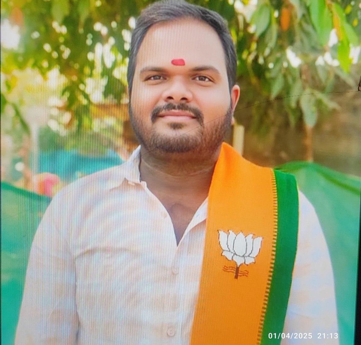 TeluguScribe's tweet photo. మైనర్ బాలికపై అత్యాచారానికి పాల్పడ్డ బీజేపీ నాయకుడు 

ఛత్తీస్‌గఢ్ రాష్ట్రం బీజాపూర్ జిల్లా బైరంగడ్ గ్రామానికి చెందిన మైనర్ బాలిక పై అత్యాచారానికి పాల్పడ్డ ములుగు జిల్లా వెంకటాపురం మండల బీజేపీ అధ్యక్షుడు రామెల్ల శేఖర్ 

మిరపకాయల కోయడానికి కూలి పని కోసం కుటుంబ సభ్యులతో కలిసి వెంకటాపురం మండలం బెస్తగూడెం గ్రామానికి వచ్చిన మైనర్ బాలిక

నిత్యావసర సరుకుల కోసం బెస్తగూడెం గ్రామానికి వెళ్తున్న బాలికను మార్గ మధ్యలో కాపుకాసి, బండిపై ఎక్కించుకొని బలవంతంగా అడవి ప్రాంతానికి తీసుకెళ్లి అత్యాచారానికి పాల్పడ్డ బీజేపీ నాయకుడు

కుటుంబ సభ్యులు ఇచ్చిన ఫిర్యాదు మేరకు బీజేపీ నాయకుడిపై పోక్సో చట్టం, ఎస్సీ, ఎస్టీ అట్రాసిటీ కేసు నమోదు చేసిన వెంకటాపురం పోలీసులు