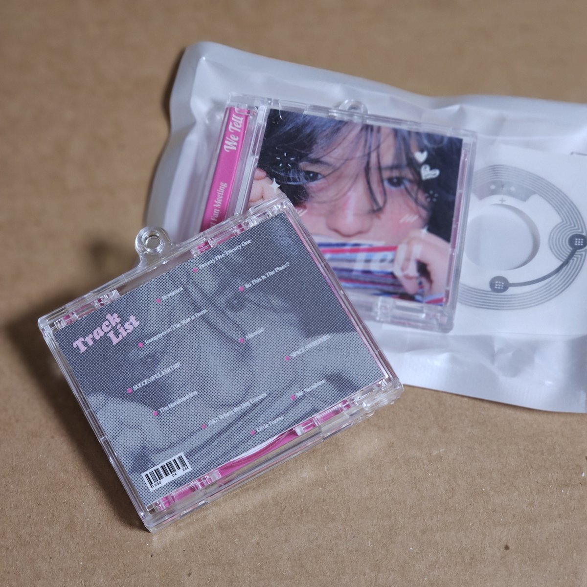 peaches_zip's tweet photo. 탤팬미 기념 앨범키링..💿🩷 https://t.co/DJWMAKcpMA