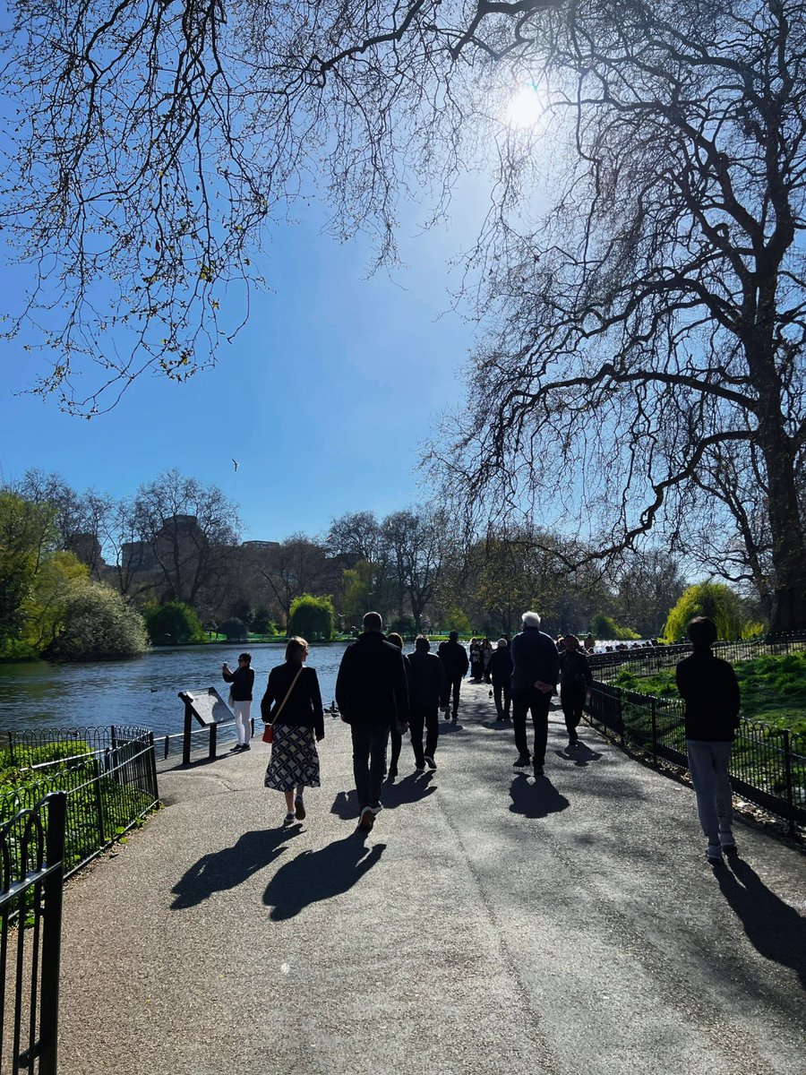 The spring is bright and beautiful, the laughter under the cherry trees and the tranquility of walking by the lake are just a beautiful thing limited to spring ✨🌸💫