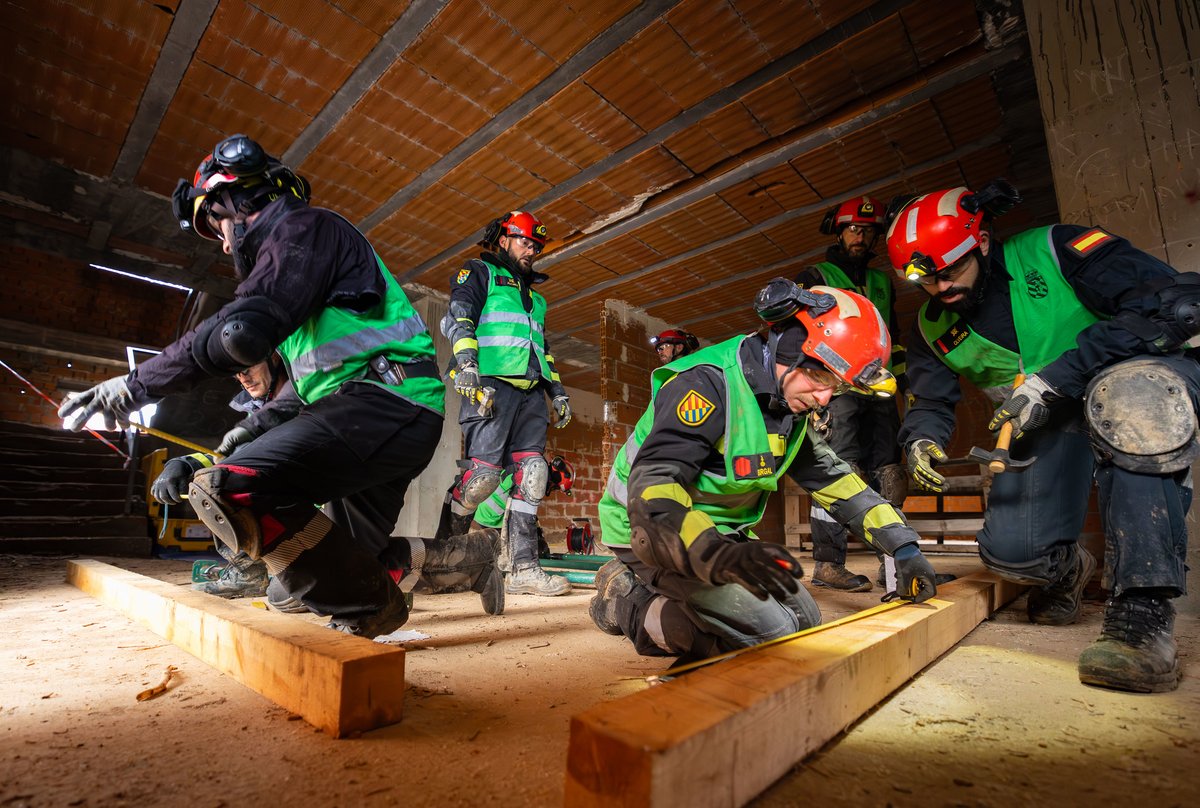 UMEgob's tweet image. ¡Enhorabuena compañeros!
Esta mañana se ha clausurado el 👩‍🎓👨‍🎓 Curso de Rescate en Zonas Urbanas #CRZU de la Escuela Militar de Emergencias #EMES en un acto desarrollado en la Academia de Infantería de 📍Toledo
Los alumnos han aprendido como aplicar procedimientos y material #USAR
