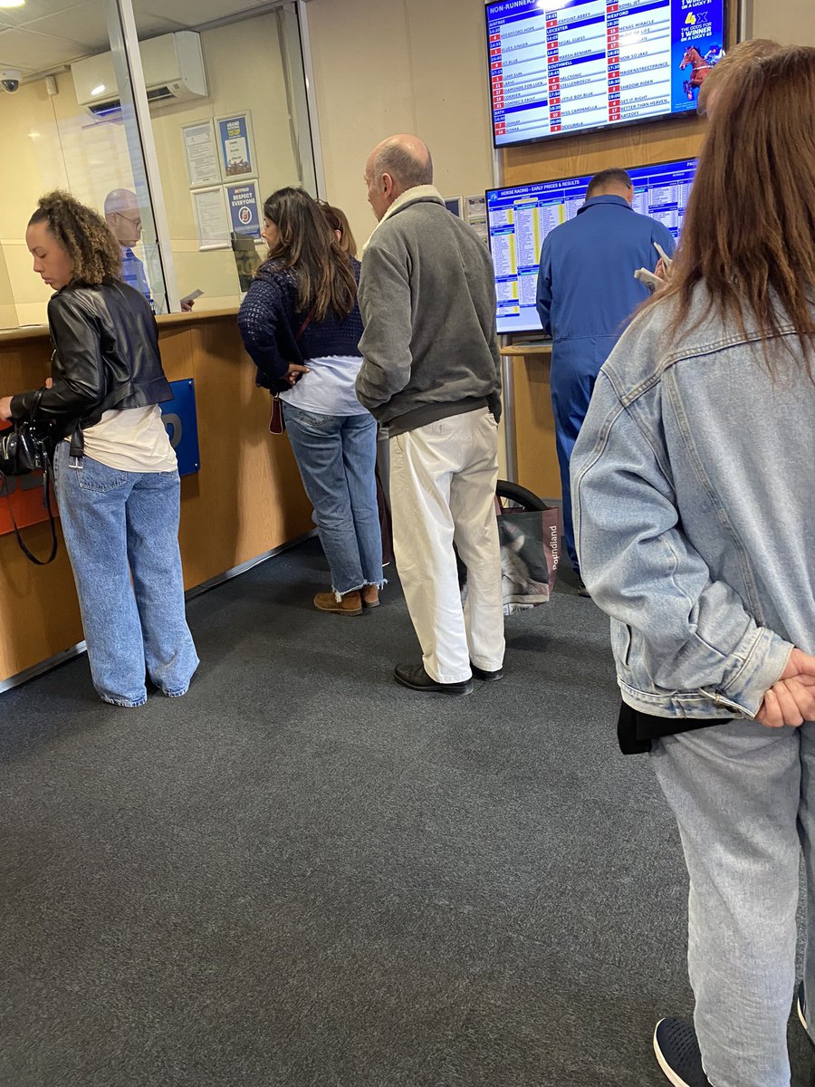 paulspills's tweet image. Nightmare traffic jams when civilians decide a Friday lunchtime is the best moment to ask a hundred questions about placing a 50pew bet #totalgridlock