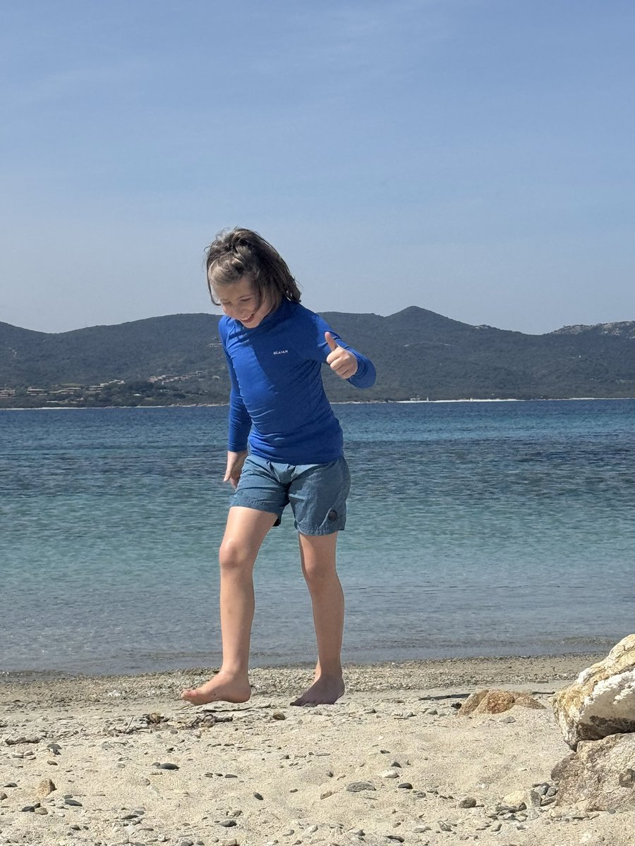 CignaLaura's tweet image. il cielo è sempre più blu…#nipote #spiaggia #sardegna