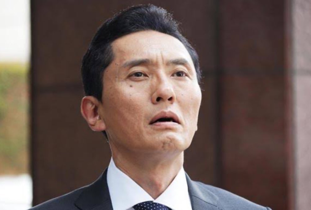 嘘すぎる井之頭五郎
「これメニュー表にはグラス交換制って表記してないのに、交換制ってキレ気味で強く言われてもなぁ。こちとら飲みホ120分で2500円みたいな微妙な値段設定を呑んでやってるんだからさぁ。しかも交換制じゃないと思ってるから来てる訳だしなぁ。そうだ、上の者呼んでくれよ。金だろ金