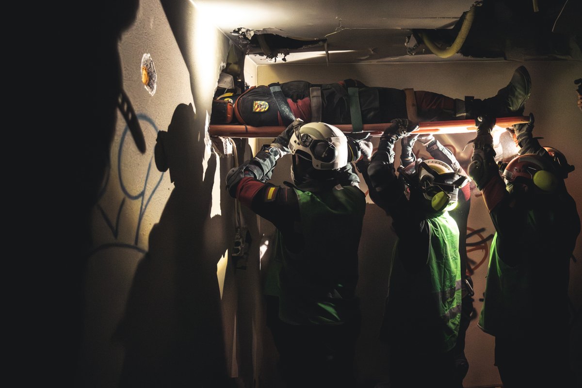 UMEgob's tweet image. ¡Enhorabuena compañeros!
Esta mañana se ha clausurado el 👩‍🎓👨‍🎓 Curso de Rescate en Zonas Urbanas #CRZU de la Escuela Militar de Emergencias #EMES en un acto desarrollado en la Academia de Infantería de 📍Toledo
Los alumnos han aprendido como aplicar procedimientos y material #USAR