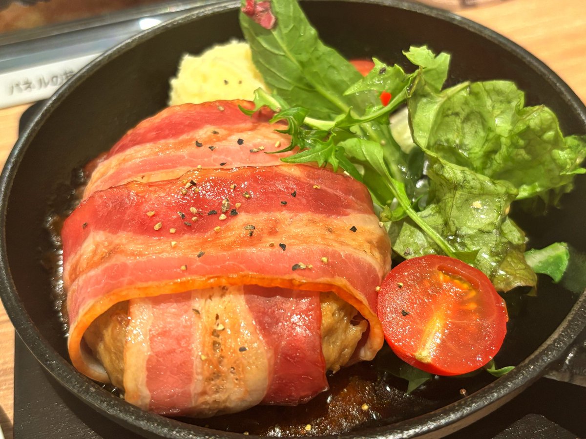 marupon_marupon's tweet image. 😃続
回復薬のドリンクはミントとキウイ、炭酸かな、即回復しました！フードはベースキャンプのハンバーグステーキ。テント、何回も壊されてたなあwフライパンの肉料理はベーコンたっぷり😋みゅう君がありえないタイミングで言う「食材があるなら焚き火料理もいいかもねー」👍💕
#ほしののひとりごと