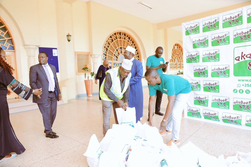 AkabooziFm's tweet photo. Ekiriwo kati kati!!!
Ku muzikiti gwa Kampala mukadde (Old Kampala), Sheikh Imran Ssali akalatidde Abasiraamu okumaliriza #Ramathan ne nnaku za Sitati.
#EttuLyaEid
#EttuLyAkabooziFm https://t.co/wbNIQOBbz6