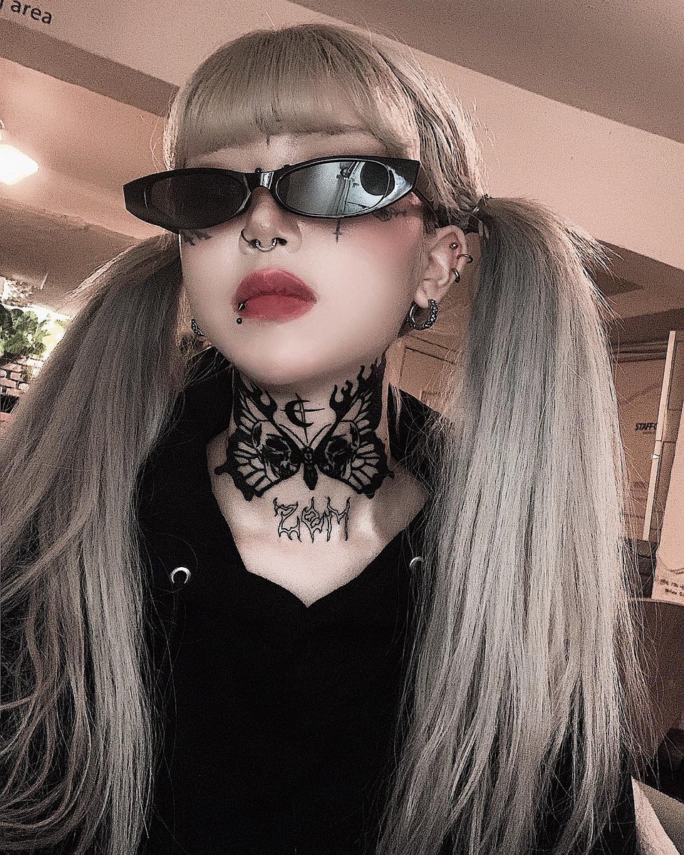 "BISH IM STYLIN"

GET ON CHI CHI LEVEL BILLIE EYELASH