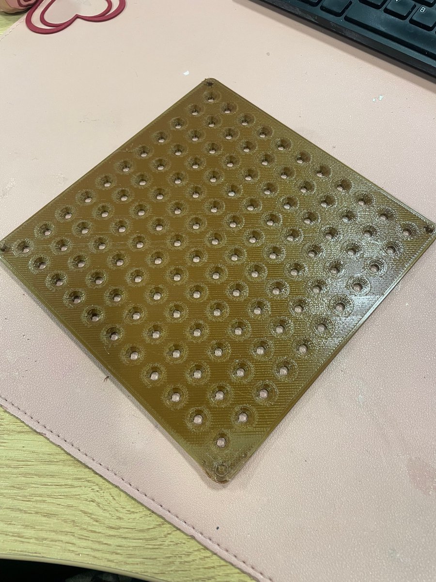 Do you find that large flat prints start to peel up at one corner during printing for no reason.

This knitting block will probably still work but does not look as nice.
#failfriday #filamentfriday