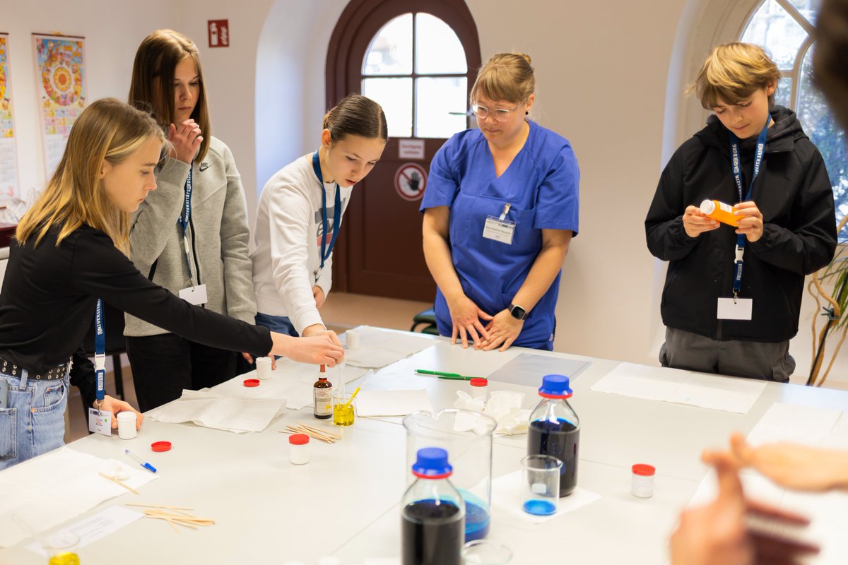 unimedmagdeburg's tweet photo. Zukunftstag 2025:  40 Jugendliche schnupperten Klinikluft! 👩‍⚕️🧑‍🔬

🔹 Erste-Hilfe-Training
🔹 OP-Instrumente ausprobieren
🔹 CT- &amp; MRT-Diagnostik erleben
🔹 Forschung &amp; Laborolympiade
Danke an alle Teilnehmenden &amp; Teams! 🎉 Bis 2026! #Zukunftstag #UMMD https://t.co/raJPxjvMVB