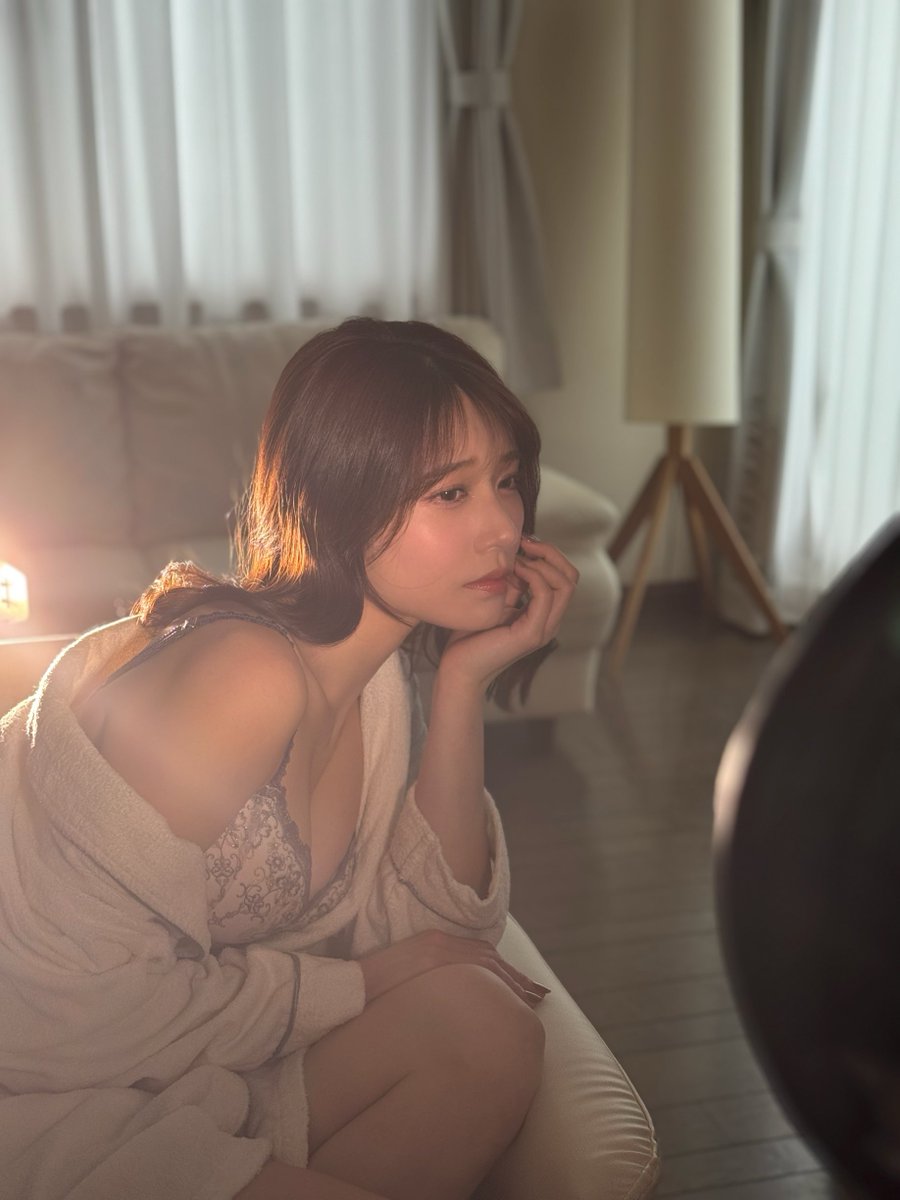 今までの枠を通り越した撮影でした‥❤︎
発売楽しみにしていてね🍓⸒⸒ https://t.co/0XF3A2Bjm7