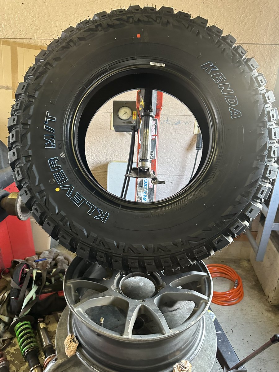1jzgte79's tweet photo. 235/85R16
これをジムニーにインストール。
軽四に履くサイズちゃうやろ、、、
ぶっとびー👼👼👼
#OFFMODE https://t.co/uasgOiNiOE