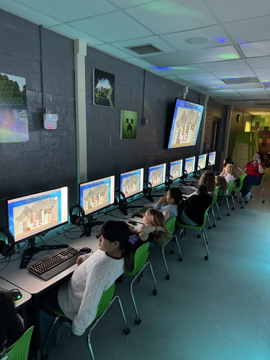 DCPSMinecraft's tweet image. Last week students enjoyed building a sustainable city with @PlayCraftLearn Lumen City Challenge 🏗️🏘️

#MinecraftEdu
#GameBasedLearning