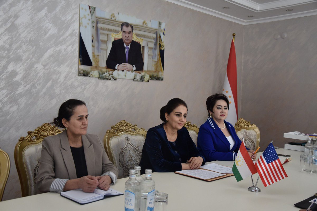 Сафир Микаллер таъини Солеҳа Холмаҳмадзодаро ба мақоми вазири меҳнат, муҳоҷират ва шуғли аҳолӣ табрик гуфт.  Ду ҷониб дар масъалаҳои пешбурди соҳаҳои мавриди таваҷҷӯҳи тарафайн барои амнтар, қавитар ва шукуфонтар гардонидани Иёлоти Муттаҳида ва Тоҷикистон гуфтугӯ карданд.