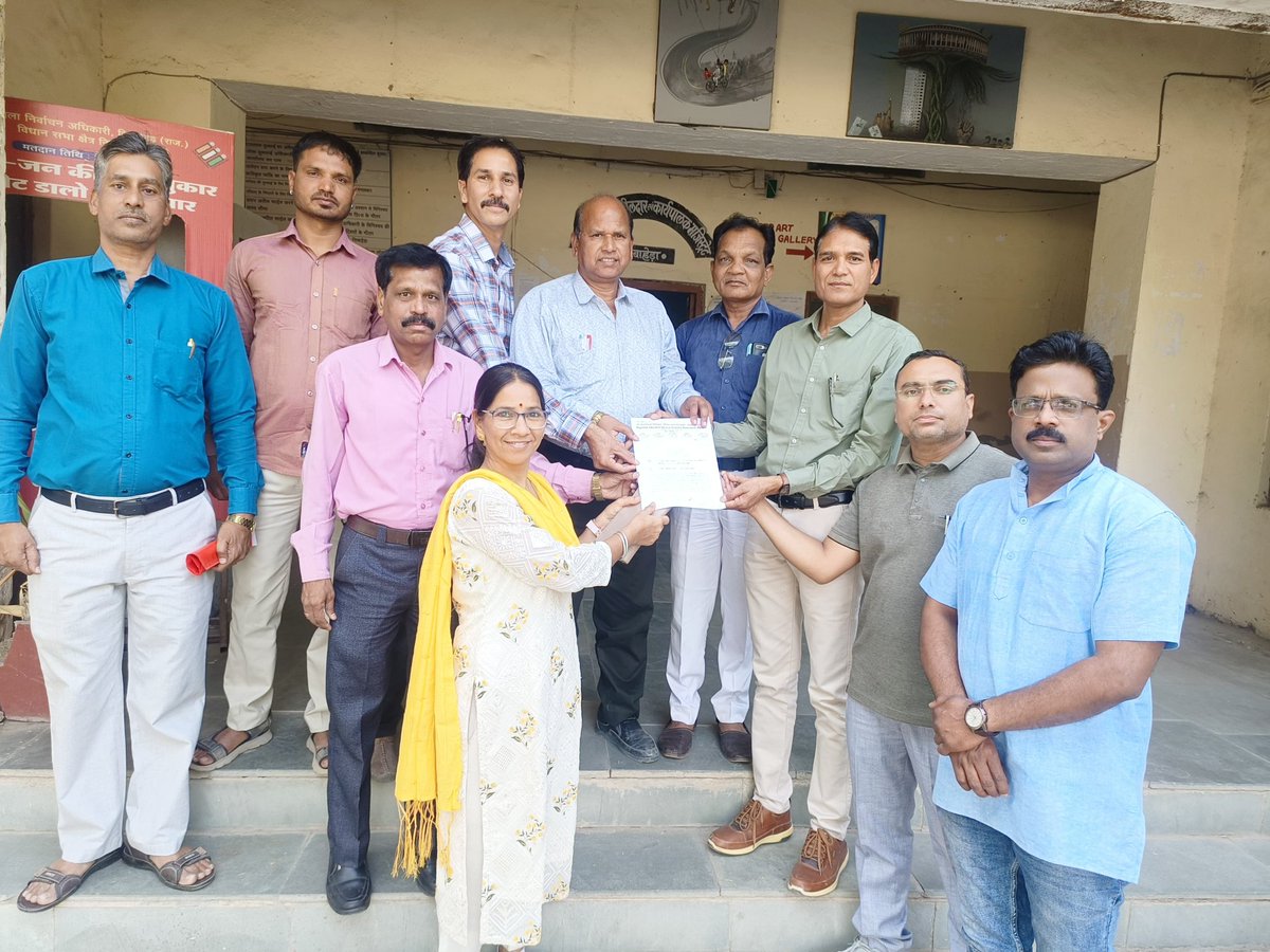 *वरिष्ठ व्याख्याता पद के विरोध में रेसला ने सौंपा ज्ञापन*
निंबाहेड़ा। राजस्थान शिक्षा सेवा प्राध्यापक संघ रेसला ने   जिलाध्यक्ष शौकीन धाकड़ के नेतृत्व में उपखंड अधिकारी महोदय को मुख्यमंत्री के नाम एक ज्ञापन सौंपा गया