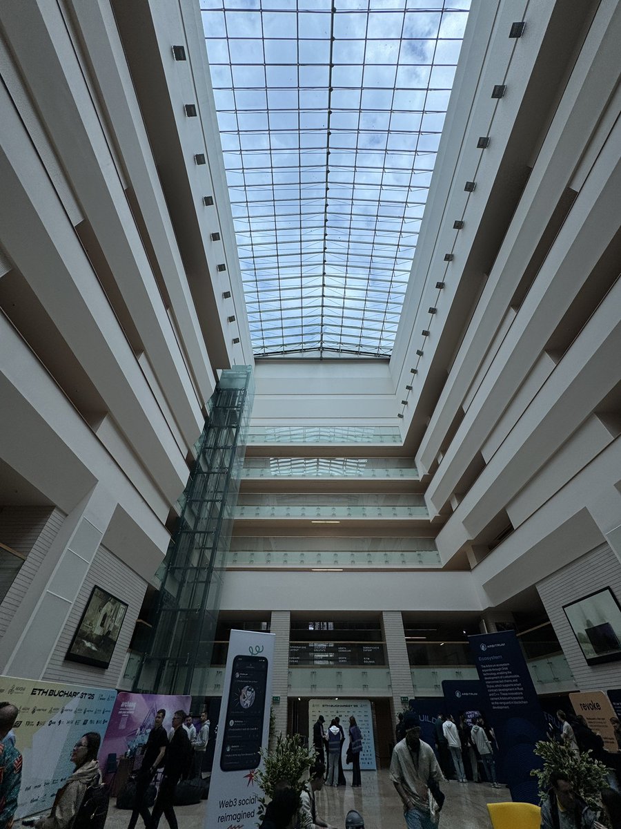 LaurentiuC_tin's tweet image. #DIXID #ethbucharest #vectorpunks