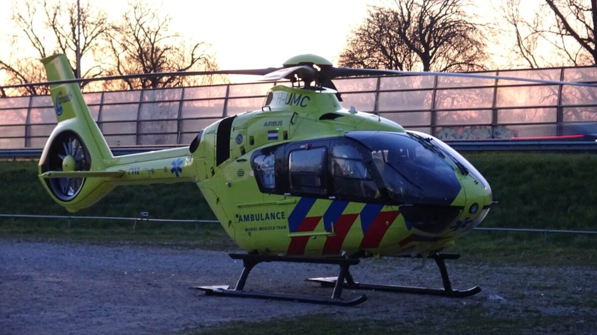 Zwaargewonde bij val van vuilniswagen