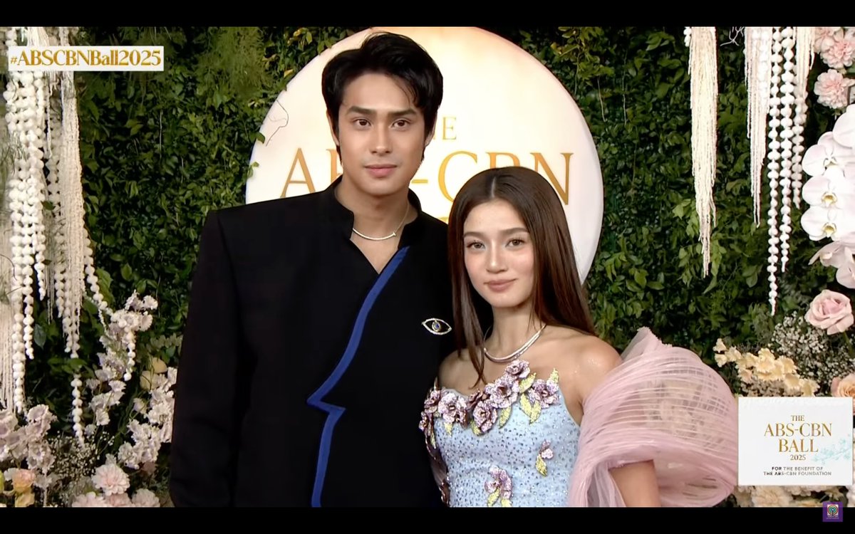 philstarlife's tweet image. DONBELLE 😍

Donny Pangilinan and Belle Mariano capture everyone's attention with their stylish arrival at this year’s ABS-CBN Ball. (📸: Screenshots from ABS-CBN Entertainment / YouTube)

#ABSCBNBall2025