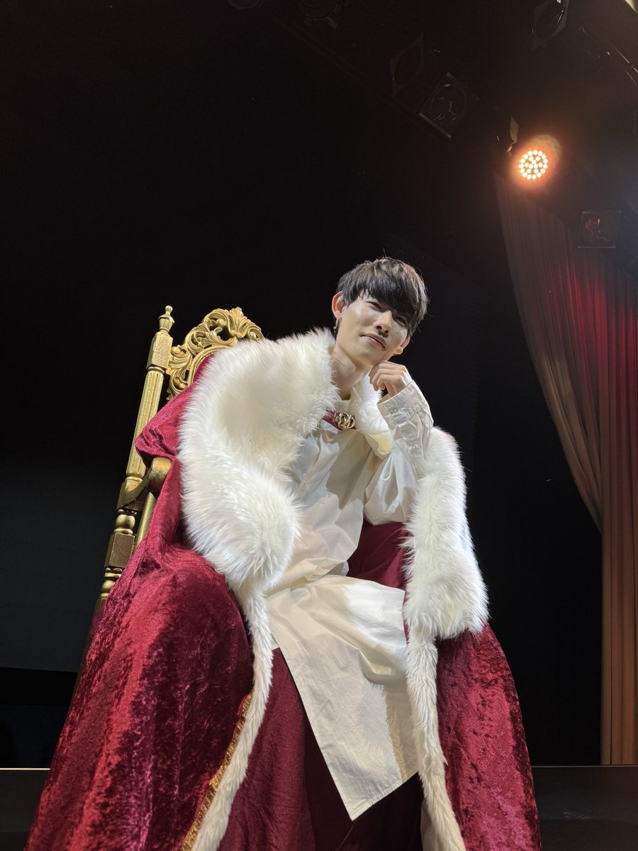 fjmy_828's tweet photo. 👑#朗読劇エイダ 再演 1日目👑

ご来場いただいた皆様ありがとうございました！
こんな豪華な椅子にまた座れるようにまだまだ頑張ります！

明日からはスタンですー！🤴 https://t.co/iNFRwY25MD