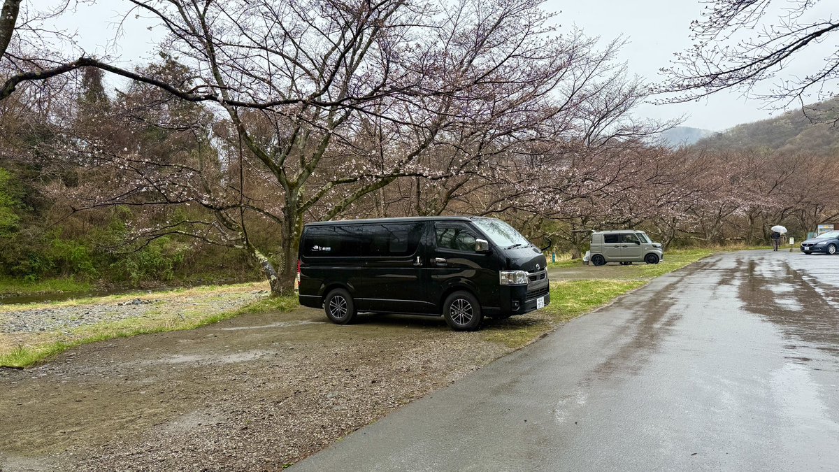 kenbo_camp's tweet image. 埼玉県ときがわ町でソロキャンプ。
都幾川を望むリバーサイドキャンプ場です。
テントサイト前には桜並木があります。
満開を狙って予約したのですが、ちょっと早かった！
川のせせらぎを聞きながらまったりソロキャンプを楽しみました。
youtu.be/QJuoGx-tPvk?si…
#キャンプ #埼玉県 #comoriver