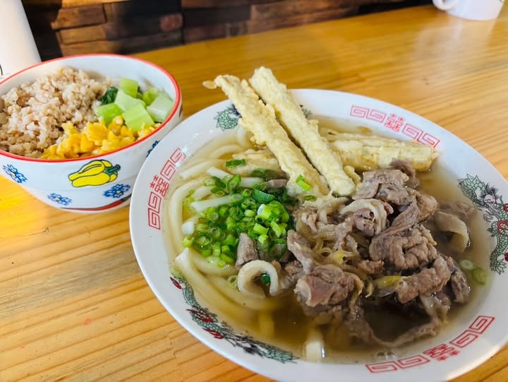 Nub_machida's tweet photo. 写真は、4/4(金)のスペシャルだった

『絶品‼肉ごぼう天うどん🍜
　＆ミニ3色そぼろ丼』です‼

4/5(土)のスペシャルもお楽しみに✨ https://t.co/indqprrtv1