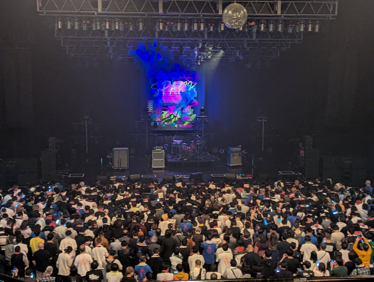 Shun3901's tweet photo. 前日まで羽田だと勘違いしていて
慌てて台場への移動プランに変更！
　
今日は２階指定席なのでゆっくり会場入り。２階からだとRINAさんのドラムプレイをじっくり見られてよかった〜
　
明日はTOMOちゃん側に行きたいなぁ
　
#SCANDAL_LOVE_SPARK_JOY 
#SCANDAL https://t.co/5zVGQjzxCG