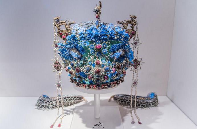 ReDiscoverTC's tweet photo. “Tiao pai” is a traditional #ChineseHanfu hair accessory. It consists of gold hairpins and dangling jewelry tassels, which only served for imperial consorts &amp; noblewomen and were worn atop formal phoenix crowns during the Ming Dynasty. https://t.co/lujD8fYbSQ