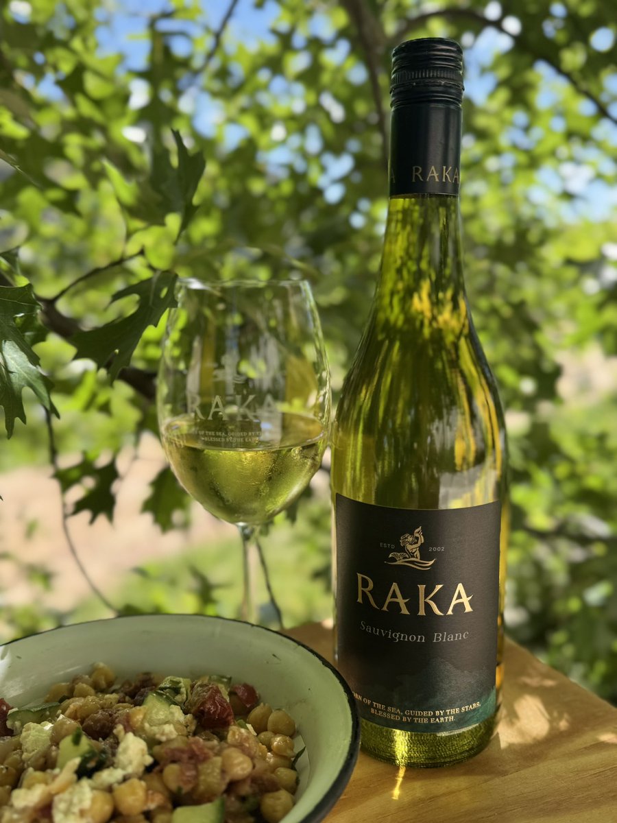 Elevate your lunch game! Raka Sauvignon Blanc + chickpea salad = perfect pair  

#whitewine #lunchideas #wineanddine #rakawine #visitstanford #coolclimatewines #SAwine #kleinriver #Overberg