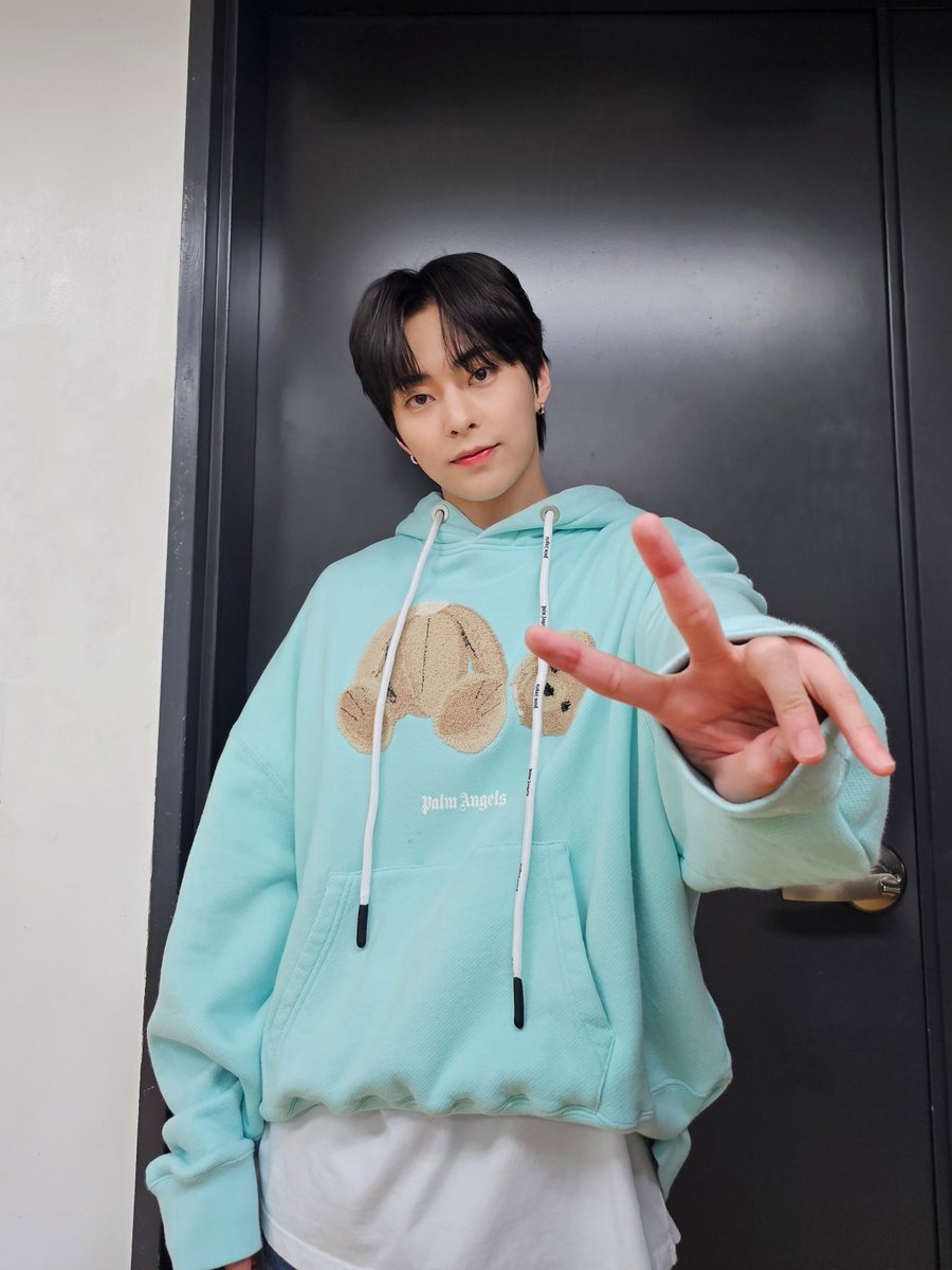 XIUMIN_INB100's tweet photo. 2025.04.04 DMC뮤직  
Fan Sign Event 💙 

늦은 시간까지 함께 해줘서 고마워요🧸✨️
조심히 들어가고 잘 자요!💤

#시우민 #XIUMIN #InterviewX #WHEE https://t.co/TNKLffHMtE