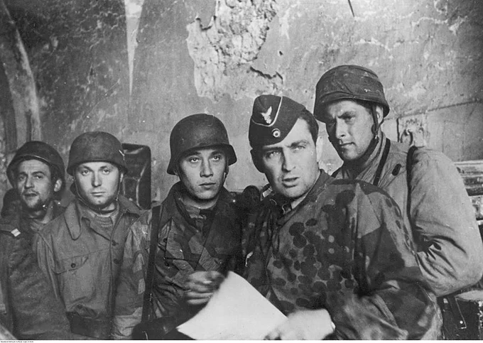 ドイツ軍が略帽を斜めに被るのは規定です。軍帽を斜めに被るのはお洒落です。
そも野戦の軍帽自体がお洒落アイテムみたいなもんだから、被せる場合は斜めにした方が素敵よね。 