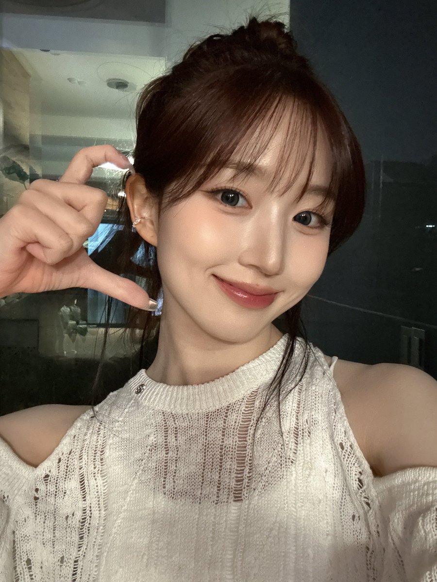 똥머리용안 보고 헤벌쭉 웃다가
뒤에 버블보고 정색함 너무부끄러워서