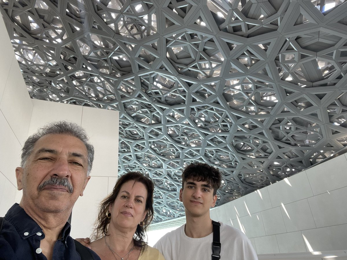 DIVERSIDADC's tweet photo. Como profesor de Arte Islámico y Mudéjar de la Univ. de Bs. As. (FADU) disfrutando en familia la luz de la formidable cúpula de Jean Nouvelle para el Louvre de Abu Dhabi 🙌🏽 Dr. Arq. Hamurabi Noufouri https://t.co/oc5o37oE0k
