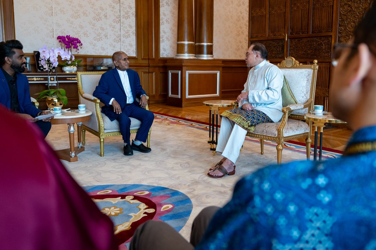 anwaribrahim's tweet image. Berbesar hati menerima kunjungan legenda muzik India, Maestro Ilaiyaraaja di pejabat saya hari ini. 

Kami bicara keperluan untuk mengukuhkan lagi hubungan diplomasi seni dan budaya antara Malaysia dan India.

Kami turut menyingkap kisah-kisah lama terkait industri perfileman dan…