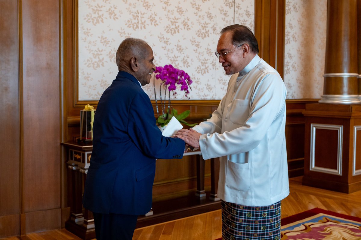 anwaribrahim's tweet image. Berbesar hati menerima kunjungan legenda muzik India, Maestro Ilaiyaraaja di pejabat saya hari ini. 

Kami bicara keperluan untuk mengukuhkan lagi hubungan diplomasi seni dan budaya antara Malaysia dan India.

Kami turut menyingkap kisah-kisah lama terkait industri perfileman dan…