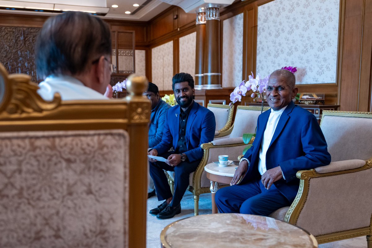 anwaribrahim's tweet image. Berbesar hati menerima kunjungan legenda muzik India, Maestro Ilaiyaraaja di pejabat saya hari ini. 

Kami bicara keperluan untuk mengukuhkan lagi hubungan diplomasi seni dan budaya antara Malaysia dan India.

Kami turut menyingkap kisah-kisah lama terkait industri perfileman dan…