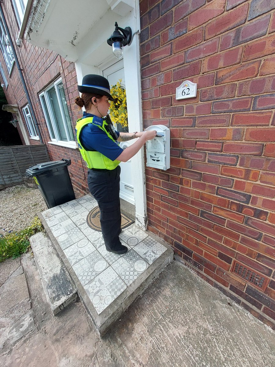 HalesowenWMP's tweet photo. Halesowen NHT  have been around Wollescote  this morning. Delivering  letters to local  residents  regarding reporting  crime and anti-social behaviour.
#workingwiththecommunity https://t.co/RMQUEPwSgL