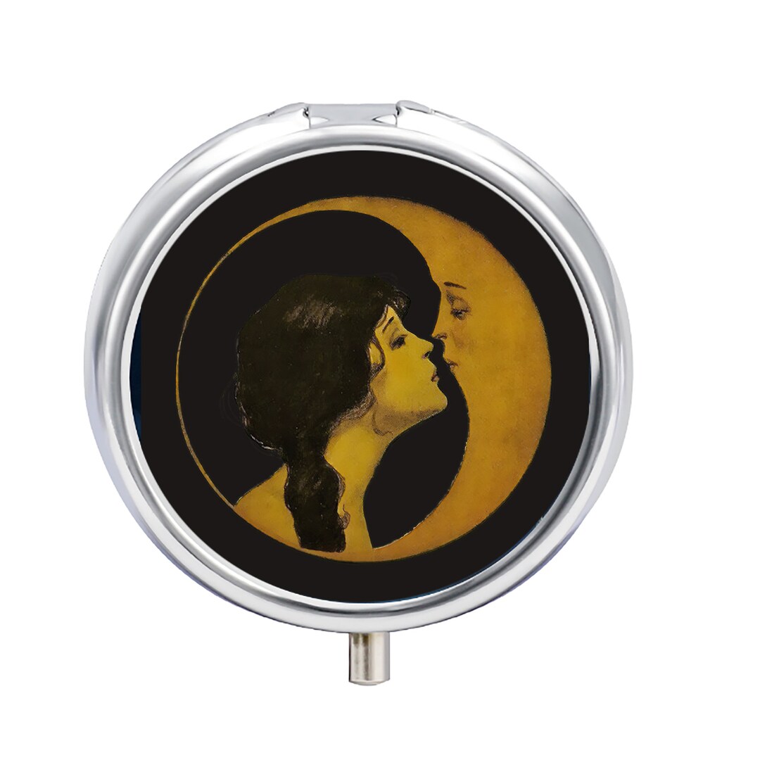 SerenitySpaGift's tweet image. Art Nouveau Pill Case - Vintage Pill Case - Woman and Moon - Metal Pill Case with Mirror for Purse by divineandplayart etsy.com/listing/173395… #ArtNouveau #VintageStyle #PillCase #EtsyFinds #MedicationManagement