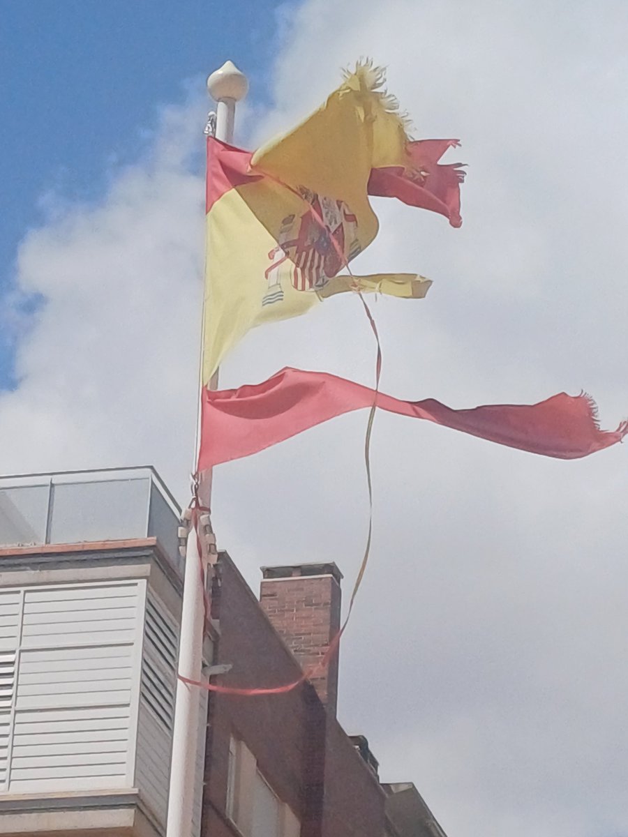 RedWolf_1984's tweet photo. @AytoMurcia Tanto dispendio económico en celebraciones y tanta lección de españolidad al resto, con juras civiles a la bandera incluidas, para que luego tengan hecha jirones la enseña nacional en las plazas de Murcia, de vergüenza. Plaza dentistas Murcianos. https://t.co/CX7U3Jy9g5