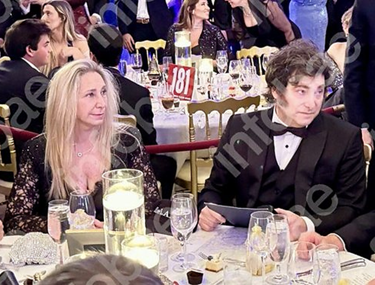 Antonio27591643's tweet photo. SE VUELVE SIN LA FOTO Y SIN DIGNIDAD
Nadie le dió bola en la cena, lo tienen como el ¨loquito¨ de argentina, y  pensar que la cena la pagamos nosotros ... además donó USD 50.000 para policías de USA y para personal de limpieza de las calles ... #BuenViernes https://t.co/J4abiEKOZn