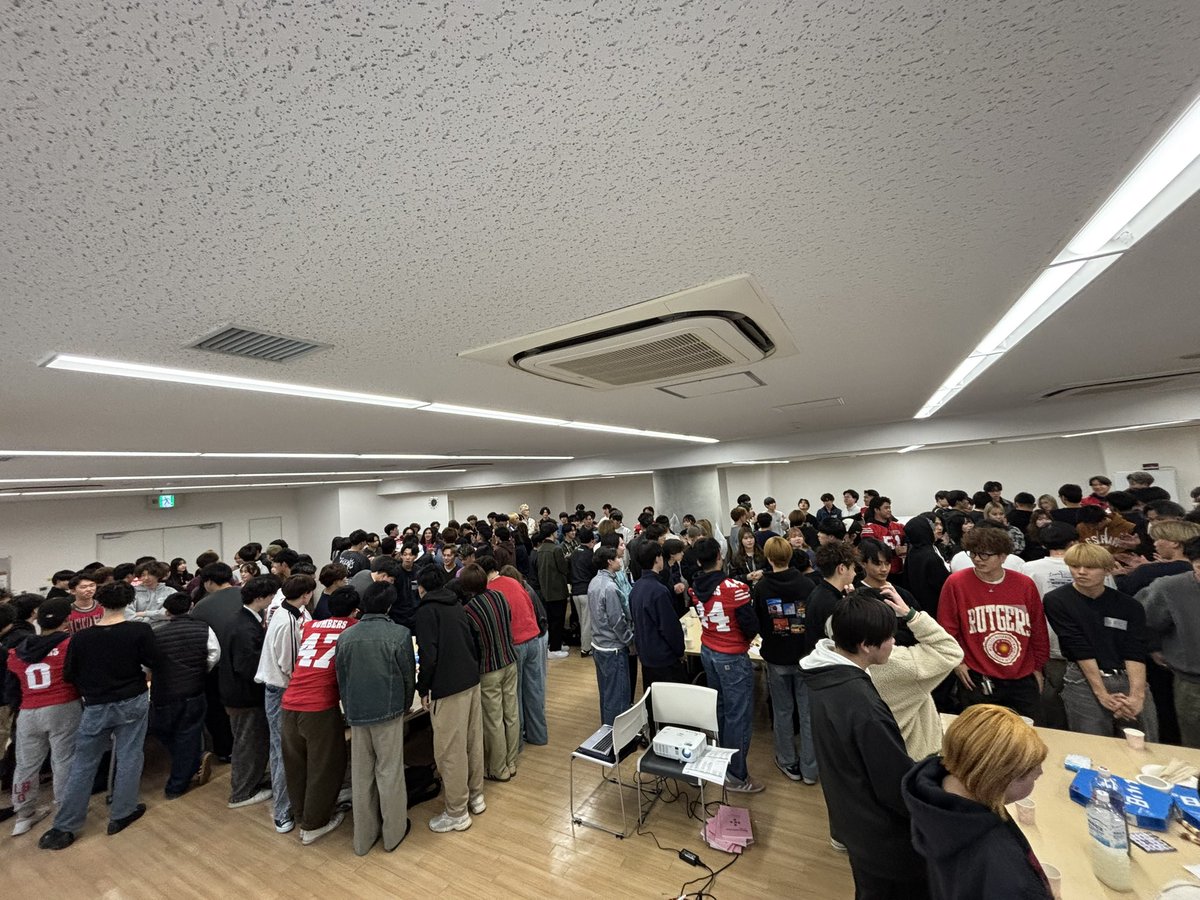 kn__t215's tweet photo. 今日立食に参加してくれた人たちありがとうございました!🤲´-
200人以上の1回生に参加してもらって嬉しかったです!🎶
次のイベントは4/9ビンゴ大会!
大目玉景品取りにきてねー!✨
春から大経大🌸
#大阪経済大学 #大経大 #oue #春から大経 #春から大経大 https://t.co/dW7gUaKP2v
